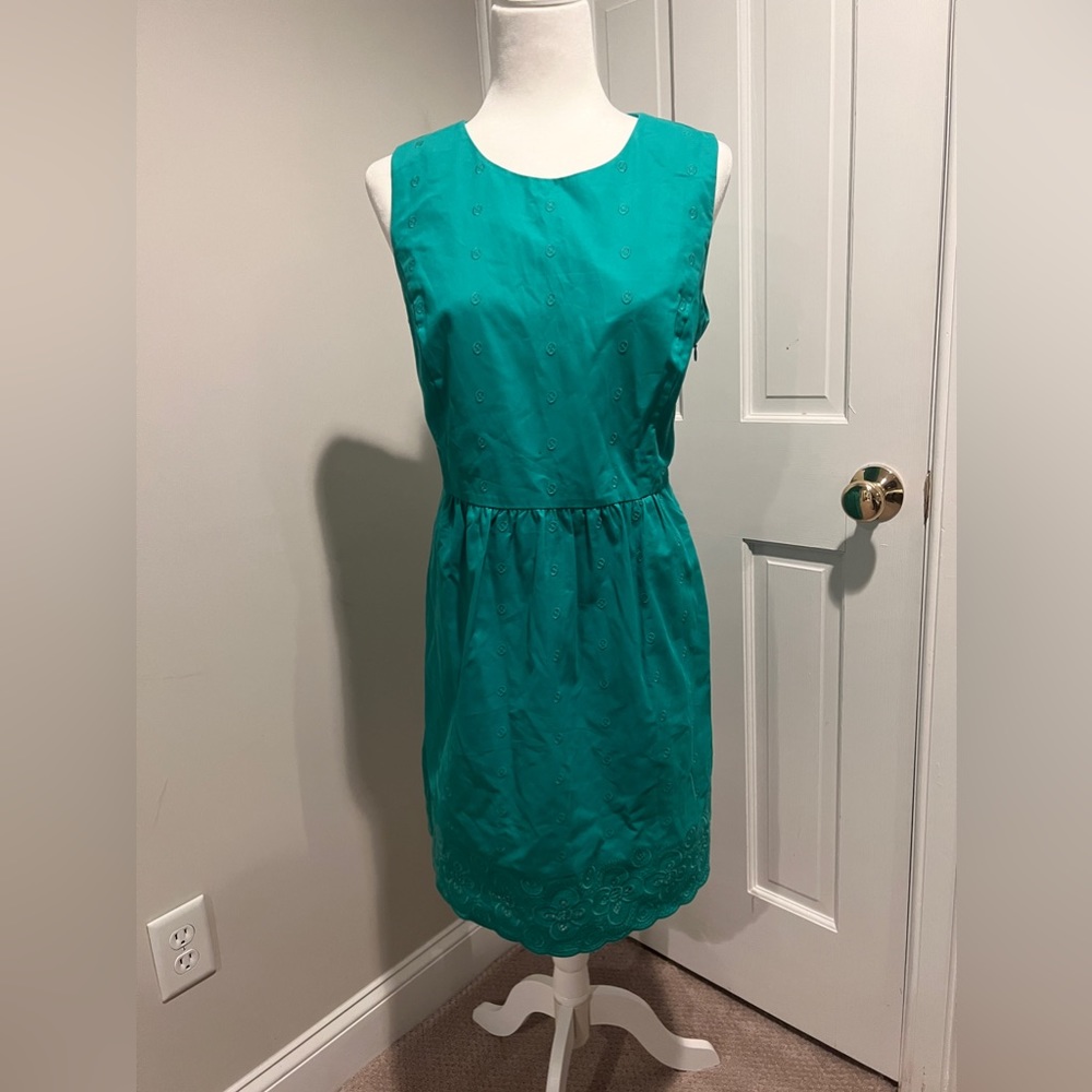 Vineyard Vines green midi dress with embroidered detail. Size 8. Never worn.